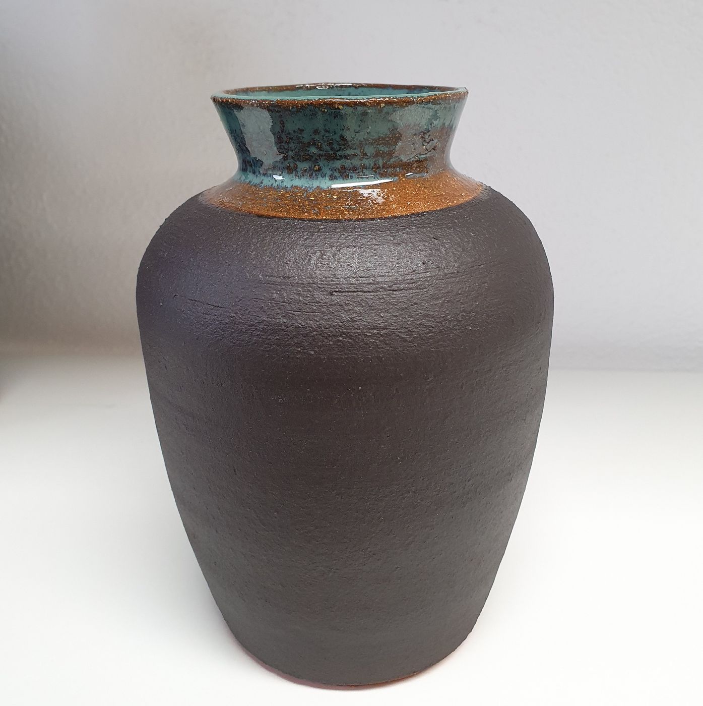 Large vase with turquoise rim